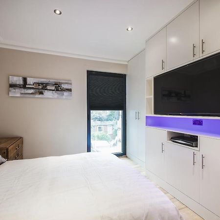 Modern Bedroom In London !! Екстер'єр фото